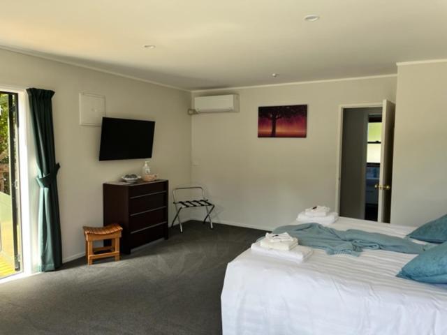 Treetops Cottage At The Castle Whitianga Kültér fotó
